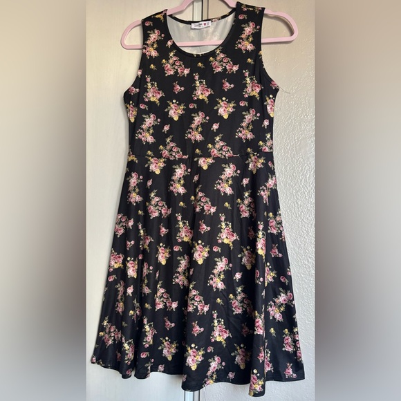 Dresses - Picture 2 of 7